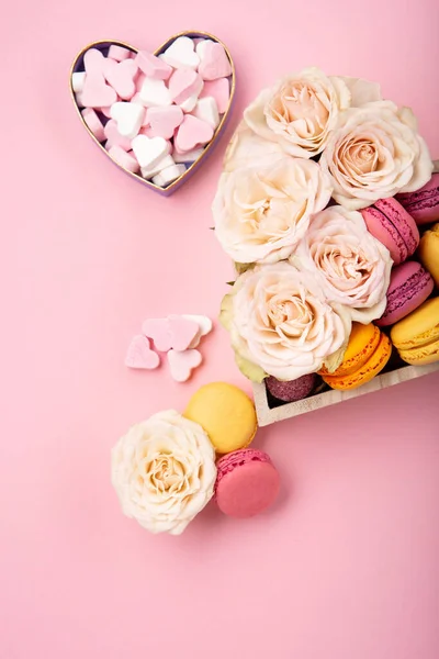 Słodkie Ciasteczka Makaroniki Świąteczne Pudełko Kwiaty Róż Cukierki Różowym Tle — Zdjęcie stockowe