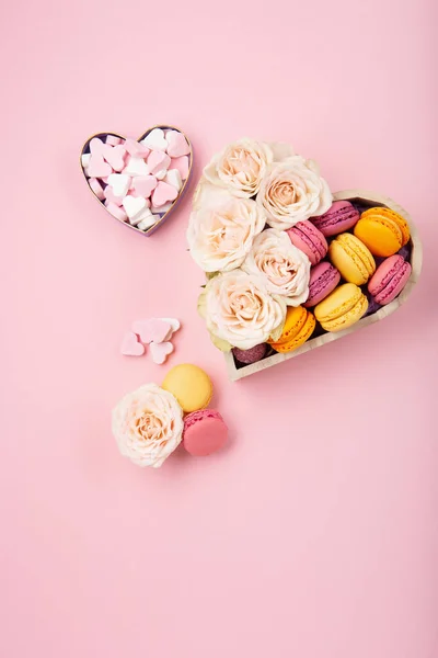 Солодке Печиво Макаруни Святковій Подарунковій Коробці Трояндові Квіти Цукерки Рожевому — стокове фото