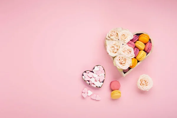 Süße Kekse Makronen Festlicher Geschenkbox Rosenblüten Und Bonbons Auf Rosa — Stockfoto