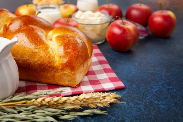 快乐的Shavuot节日卡片 犹太宗教节日的概念 乳制品 新鲜苹果 小麦和蜂蜜在深蓝色木制背景 复制空间 — 图库照片