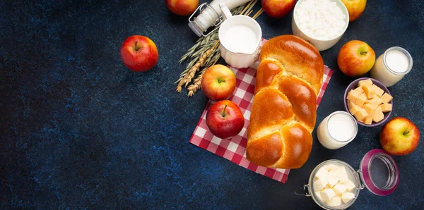 ハッピーシャヴーのお祝いカード ユダヤ教の祝日の概念 乳製品 新鮮なリンゴ チーズ コテージチーズ 蜂蜜ダークブルーの木製の背景にあります トップビュー コピースペース — ストック写真