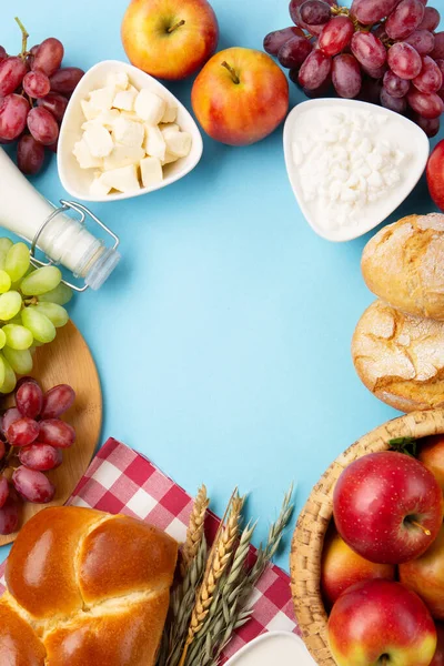 Happy Shavuot Festkarte Jüdischer Religiöser Feiertag Milchprodukte Frische Äpfel Trauben — Stockfoto
