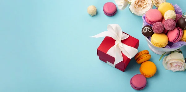 甜甜的饼干 金银花 红色礼品盒 玫瑰花和蓝色背景的巧克力糖果 春天是母亲节 母亲节 生日的概念 空的文字空间 — 图库照片