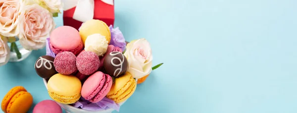 甜甜的饼干 金银花 红色礼品盒 玫瑰花和蓝色背景的巧克力糖果 春天是母亲节 母亲节 生日的概念 空的文字空间 — 图库照片