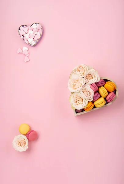 Macaroons Biscoitos Doces Caixa Presente Festivo Flores Rosa Doces Fundo — Fotografia de Stock