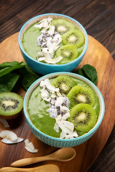 Tazón Batido Verde Con Espinacas Orgánicas Plátano Semillas Chía Kiwi —  Fotos de Stock