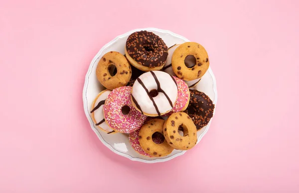 Donuts Colorés Vacances Beignets Avec Chocolat Sucre Saupoudrer Sur Fond — Photo
