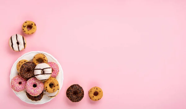 Donuts Colorés Vacances Beignets Avec Chocolat Sucre Saupoudrer Sur Fond — Photo