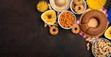 Festa Junina Yaz Festivali Pankartı. Brezilya hasır şapkası, Mısır keki, fıstık ve ahşap arka planda renkli bayraklar, üst manzara. Tebrik Kartı, Davetiye veya Tatil Posteri Tasarımı