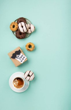 Hediye paketi, siyah bıyık, kahve ve donut ya da donut kaplı babalar günü kartı konsepti, üst manzara, kopyalama alanı.