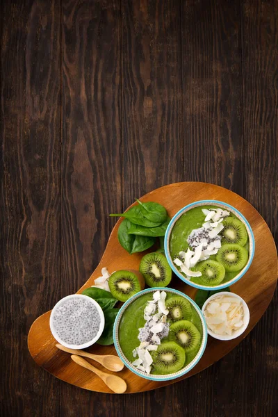 Ciotola Frullato Verde Con Spinaci Biologici Banana Semi Chia Kiwi — Foto Stock