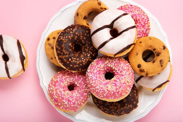 Donuts Coloridos Férias Donuts Com Chocolate Polvilhas Açúcar Fundo Rosa — Fotografia de Stock