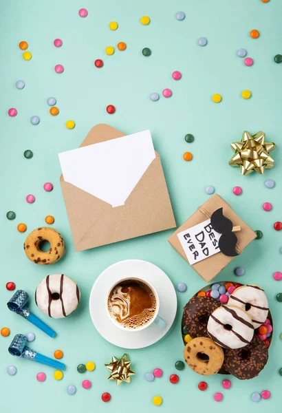父亲节贺卡的概念与工艺礼品盒 黑色胡子 咖啡和甜甜圈蓝色薄荷背景 顶部视图 复制空间 — 图库照片