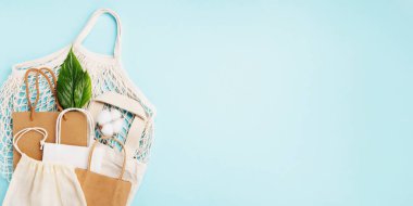 Uluslararası plastik poşetsiz gün konsepti. Sürdürülebilir ve ekoloji yaşam tarzı. Plastiğe hayır de. Yeşile git. Doğayı kurtar. Yeniden kullanılabilir ve geri dönüşüm kağıdı, tekstil pamuk torbaları, mavi arka planda ağ torbaları