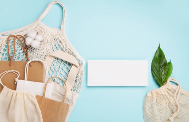 Uluslararası plastik poşetsiz gün konsepti. Sürdürülebilir ve ekoloji yaşam tarzı. Plastiğe hayır de. Yeşile git. Doğayı kurtar. Yeniden kullanılabilir ve geri dönüşüm kağıdı, tekstil pamuk torbaları, mavi arka planda ağ torbaları