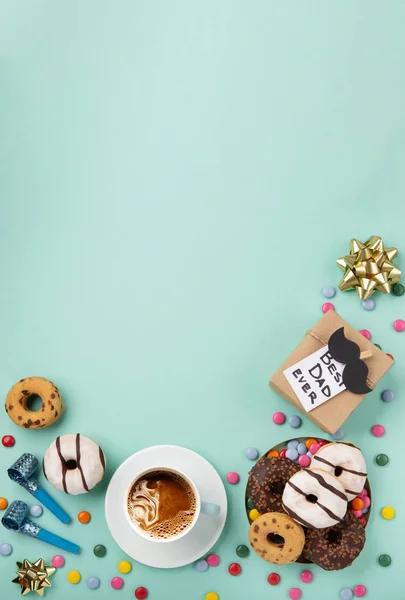 父亲节贺卡的概念与工艺礼品盒 黑色胡子 咖啡和甜甜圈蓝色薄荷背景 顶部视图 复制空间 — 图库照片