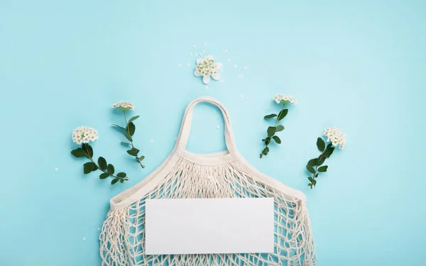 国際ビニール袋の自由な日の概念 持続可能で生態系のライフスタイル プラスチックに言うな 緑に行け 自然を守れ 再利用可能とリサイクル繊維綿メッシュバッグと青の背景の花 — ストック写真