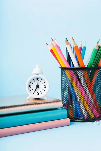 Ritorno Scuola Esame Concetto Istruzione Sfondo Blu Scuola Sparsi Cancelleria — Foto Stock