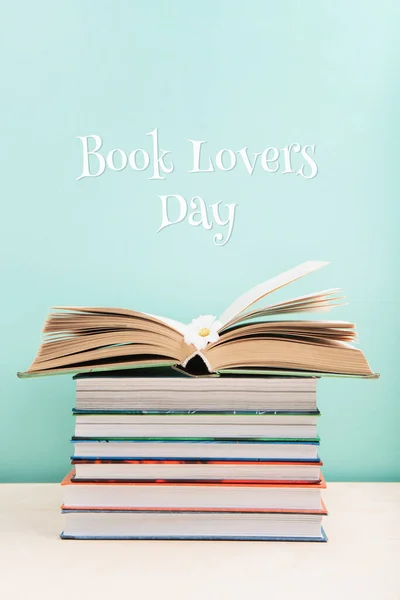 Book Lovers Day Concetto Educativo Open Book Tavolo Legno Stack — Foto Stock