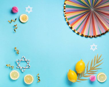 Yahudi ayin festivali Sukkot. Mavi arkaplanda geleneksel bayram sembolleri.