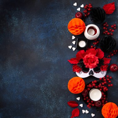 Dia de los Muertos, Meksika Ölüler Günü ve Cadılar Bayramı. Beyaz karnaval maskesi, mumlar, çiçekler ve koyu mavi arka planda Meksika nesneleri. Poster, pankart, bayram kartı.