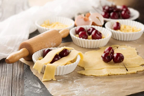 Cuocere Ingredienti Torta Ciliegie Ciotola Farina Uova Bacche Fresche Sfondo — Foto Stock