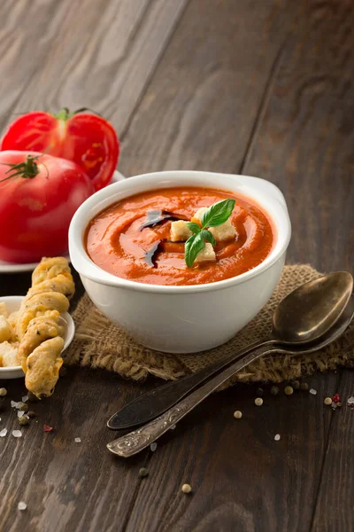 Zelfgemaakte Tomatensoep Met Tomaten Rode Peper Kruiden Specerijen Donkere Rustieke — Stockfoto