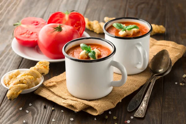 Sopa Tomate Casera Con Tomates Pimiento Rojo Hierbas Especias Sobre Fotos de stock libres de derechos