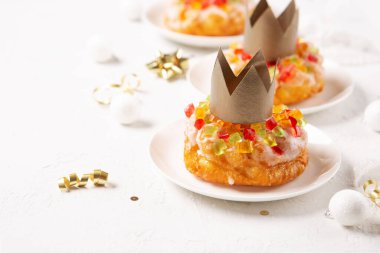 Geleneksel krallar günü ekmeğine tezahürat deniyor. Beyaz arka planda kış süslemeleri ile birlikte. Roscon de Reyes, İspanyol üç kral Noel pastası. Epifani gününün tipik İspanyol tatlıları..