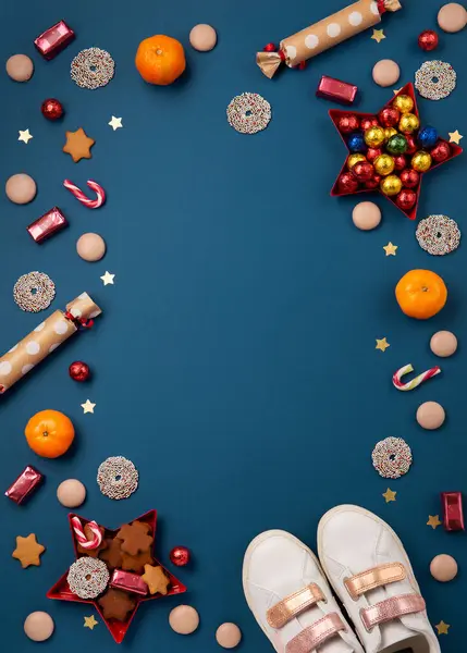 Szent Miklós Napja December Karácsonyi Üdvözlőlap Gyermekcipőkkel Édességekkel Cukorkákkal Mézeskalács — Stock Fotó