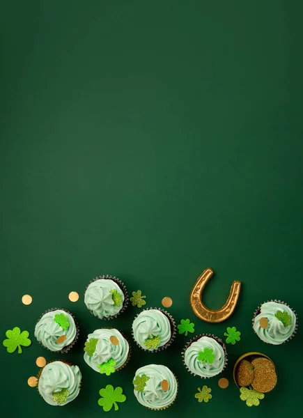 Den Svatého Patrika Vanilkové Čokoládové Dortíky Zelenou Polevou Lesklým Jetelem — Stock fotografie