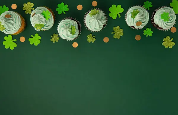 Dia São Patrício Baunilha Cupcakes Chocolate Com Cobertura Verde Brilhantes — Fotografia de Stock