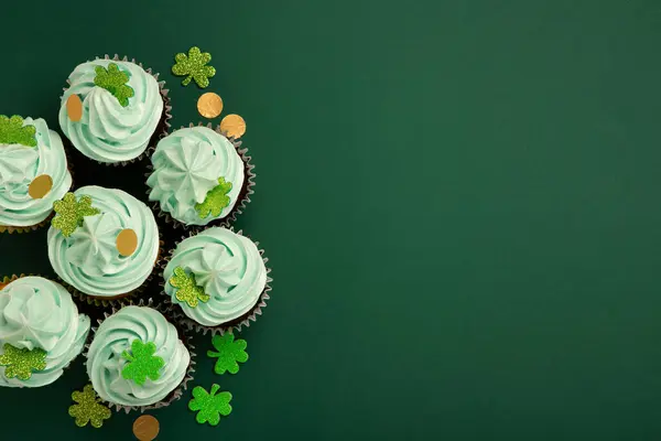 Patrick Day Vanille Chocolade Cupcakes Met Groene Glazuur Glanzende Klaver Stockafbeelding