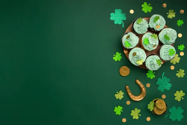 День Святого Патрика Ванильные Шоколадные Кексы Зеленой Глазурью Блестящие Украшения — стоковое фото