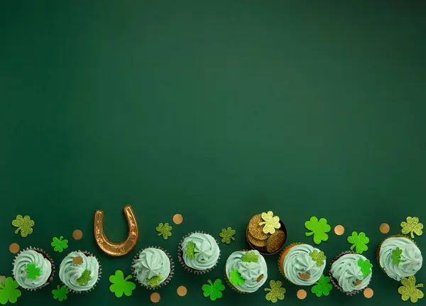 Dzień Patryka Waniliowe Czekoladowe Babeczki Zielonym Lukrem Błyszczącymi Dekoracjami Koniczyny — Zdjęcie stockowe