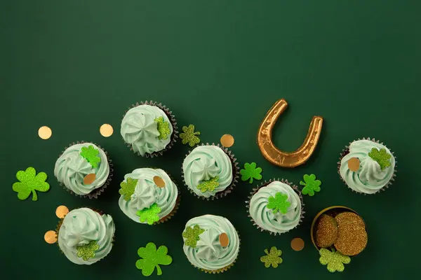 Dia São Patrício Baunilha Cupcakes Chocolate Com Cobertura Verde Brilhantes — Fotografia de Stock
