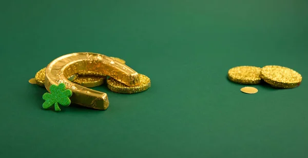 セント パトリック カード イリッシュ パーティーのための伝統的なシンボル ゴールデンホースシュー ゴールドコイン クローバーの葉 緑の背景に緑のシャムロック コピースペース ロイヤリティフリーのストック写真