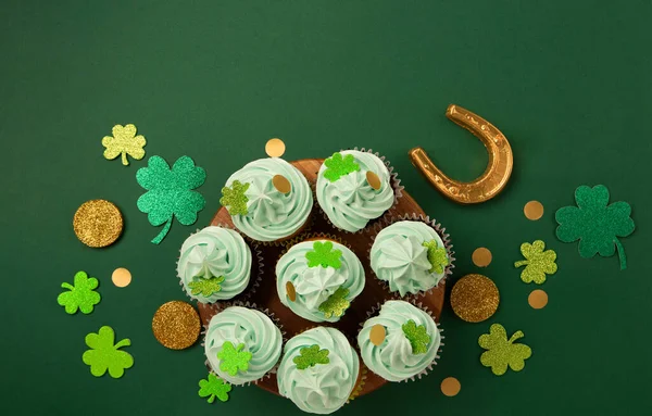 圣帕特里克节香草和巧克力杯蛋糕绿色泡沫和闪亮的三叶草装饰绿纸背景 爱尔兰假日甜点的概念 顶部视图 复制空间 — 图库照片