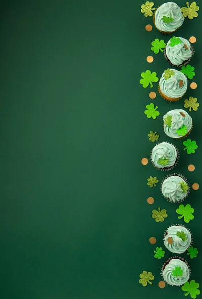 День Святого Патрика Ванильные Шоколадные Кексы Зеленой Глазурью Блестящие Украшения — стоковое фото