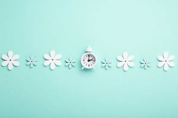 White Alarm Clock Daisy Flowers Blue Mint Background Spring Forward Imagen de stock