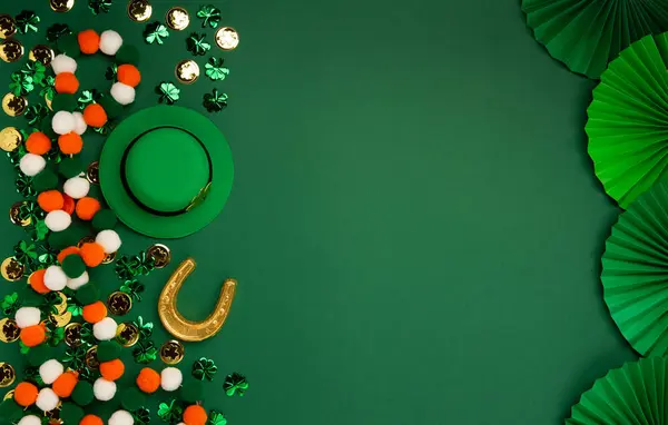 圣帕特里克节小妖精帽 金币和绿色背景的洗发水 爱尔兰的传统节日观念 顶部视图 复制空间 — 图库照片