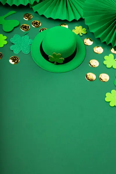 Patrick Day Kabouter Hoed Gouden Munten Shamrocks Groene Achtergrond Ierse — Stockfoto