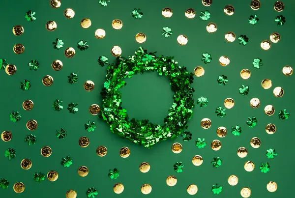 圣帕特里克节小妖精帽 金币和绿色背景的洗发水 爱尔兰的传统节日观念 顶部视图 复制空间 — 图库照片