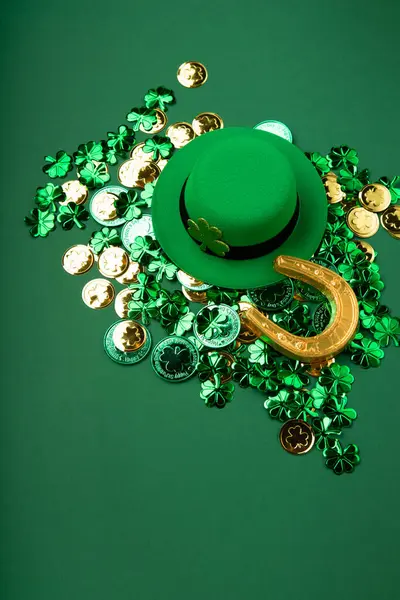 Шляпа Лепрекона Дня Святого Патрика Золотые Монеты Трилистники Зеленом Фоне — стоковое фото