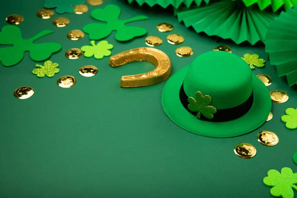 Patrick Day Kabouter Hoed Gouden Munten Shamrocks Groene Achtergrond Ierse Stockfoto