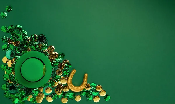 圣帕特里克节小妖精帽 金币和绿色背景的洗发水 爱尔兰的传统节日观念 顶部视图 复制空间 免版税图库照片