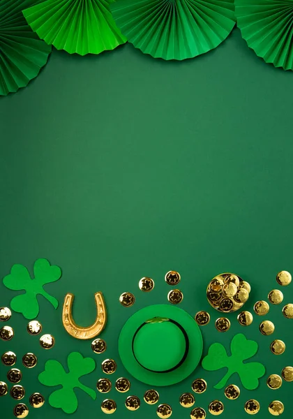Patrick Day Kabouter Hoed Gouden Munten Shamrocks Groene Achtergrond Ierse — Stockfoto
