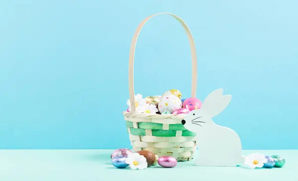 Pasen Mandje Wit Houten Konijn Zoete Chocolade Eieren Madeliefje Bloemen Stockfoto