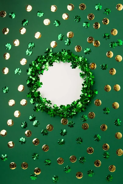 Patrick Day Koboldhut Goldmünzen Und Shamrock Auf Grünem Hintergrund Irisches lizenzfreie Stockbilder