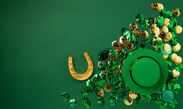 Patrick Day Koboldhut Goldmünzen Und Shamrock Auf Grünem Hintergrund Irisches Stockbild